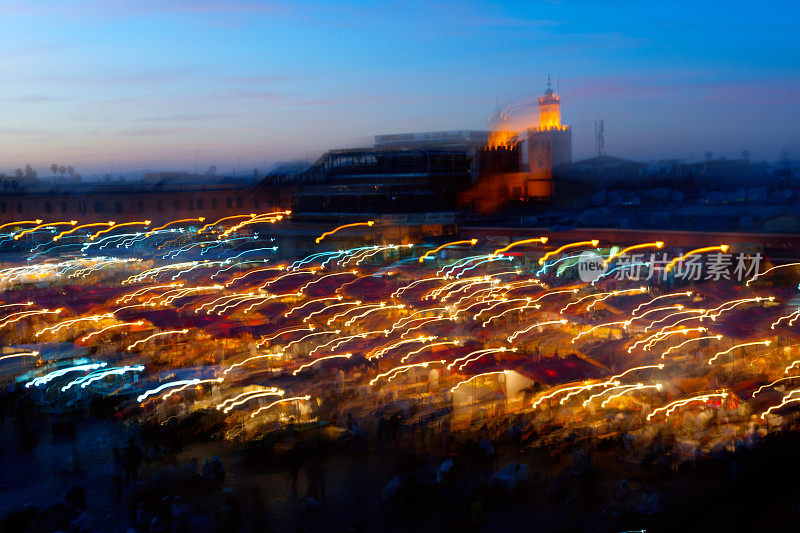 晚上Djemaa El Fna广场与库图比亚清真寺，马拉喀什，摩洛哥